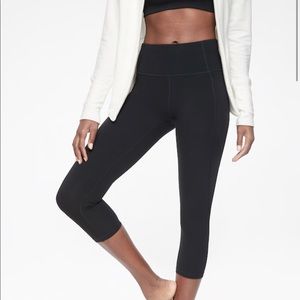 Athleta ✨high waist stash pocket capri legging